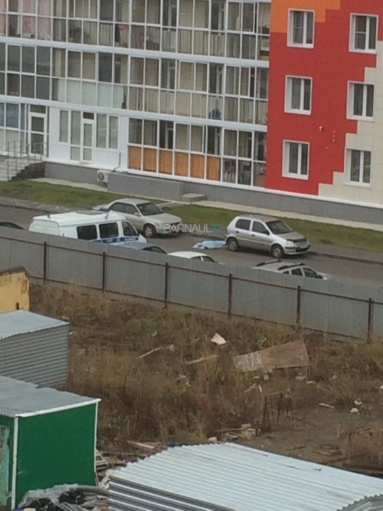 Еще один мужчина выпал из окна многоэтажного дома в Барнауле