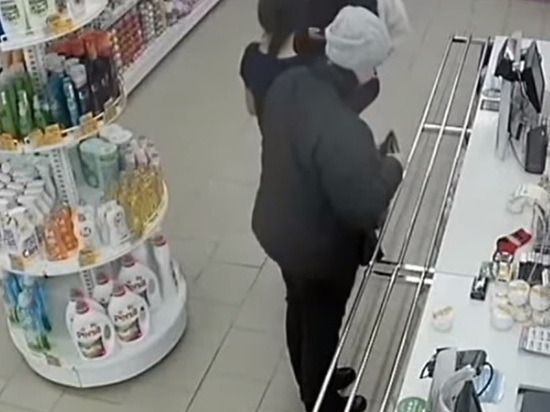 В сети появилась запись с камер наблюдения из магазина, где унизительно обыскали подростка