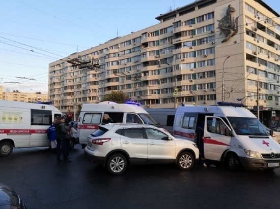 Иномарка и скорая не поделили дорогу в центре Волгограда