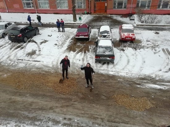 Ярославские студенты и преподаватели вузов сами стали заделывать ямы на дорогах