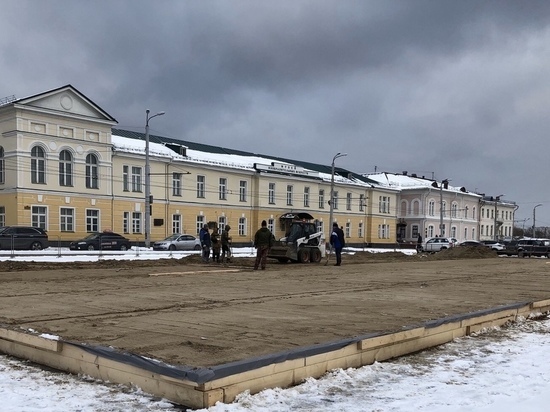 На площади Кирова в Петрозаводске начали монтировать большой мобильный каток