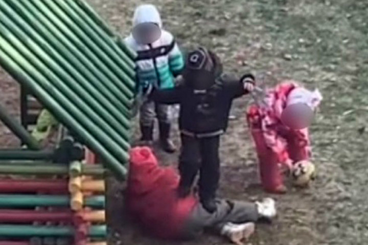 Избиение ребенка в детском саду. Избили детей в саду фото.