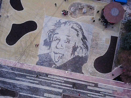 В центре Челябинска появился гигантский портрет Эйнштейна