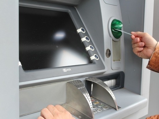 Нашел или украл: в Улан-Удэ мужчина забрал из банкомата чужие деньги