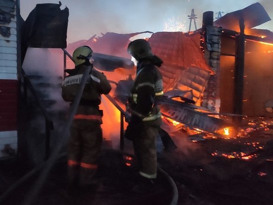 В Бурятии утром в пригороде Улан-Удэ горело административное здание