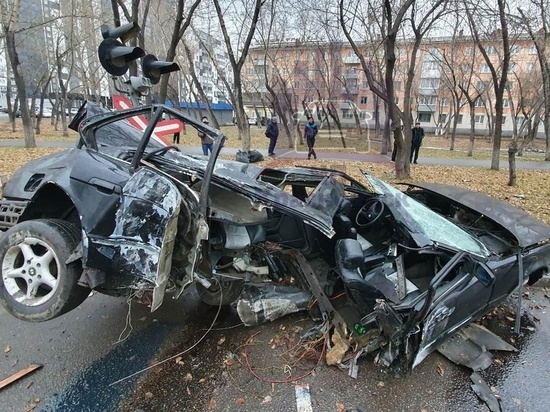 На Свердловской BMW на полной скорости влетел в столб: погиб 17-летний парень