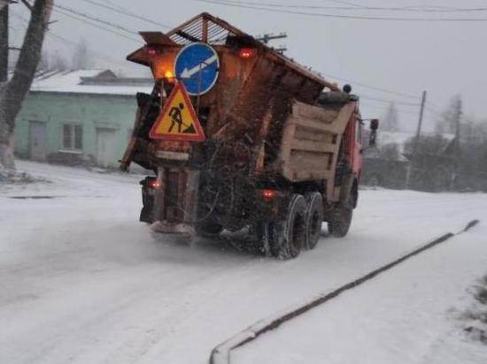 Более 180 единиц техники ликвидировали последствия снегопада в Кирове