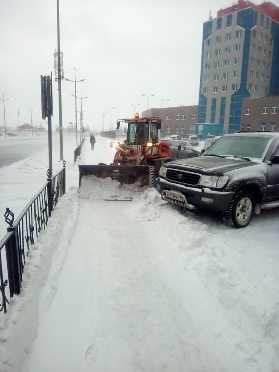 Машины мешают дорожникам убирать снег с тротуаров в Новом Уренгое
