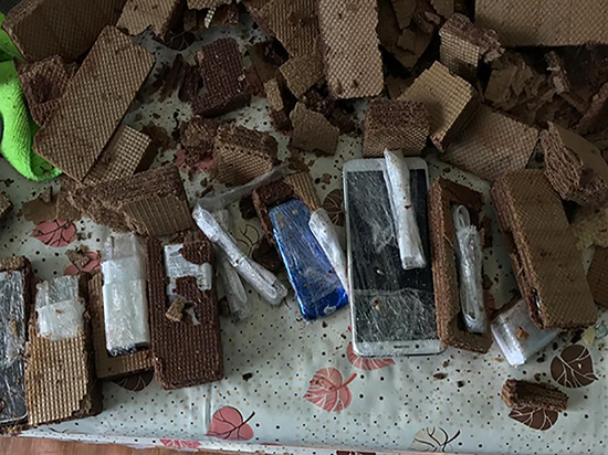 В Астрахани в вафлях нашли 9 мобильных телефонов