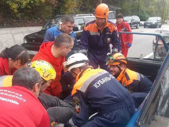 Водителя «шестёрки» в Сочи пришлось извлекать из покорёженного авто спасателям