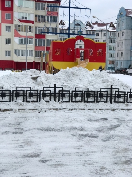 Детскую площадку в Губкинском завалили снегом