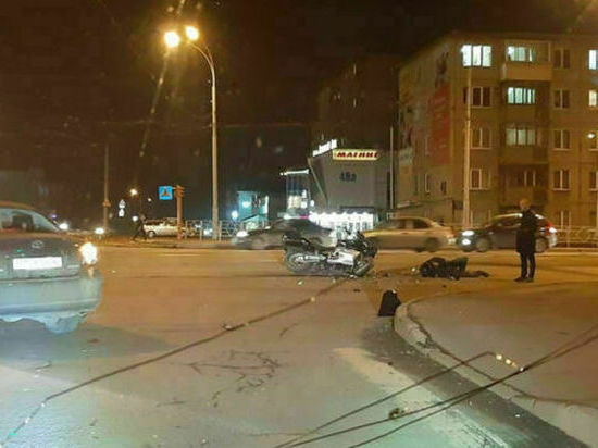 Мотоцикл в Рудничном районе Кемерова влетел в легковушку и разбился