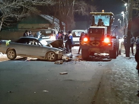 Водитель Toyota Mark II врезался во фронтальный погрузчик в Могоче
