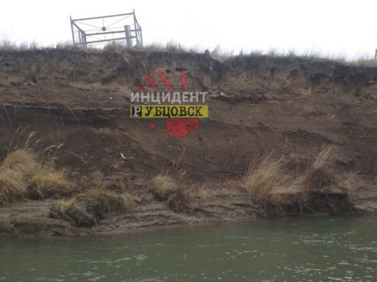 Власти Рубцовска решили перенести кладбище, которое размыла река