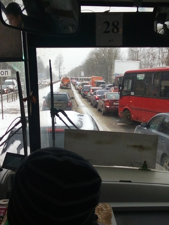В Заволжском районе пробка выстроилась на четыре километра