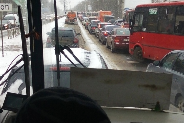 Причина пробки. Октябрьский мост Ярославль пробка. Пробка на Заволжском мосту. Авария в Заволжске на мосту. Октябрьский мост Ярославль пробки сейчас.