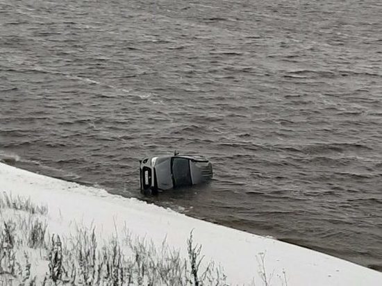 Пошел на рыбалку – поймал иномарку: в Рыбинске к набережной Волги прибило новенькую иномарку