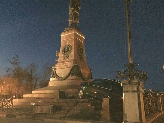Иркутский водитель протаранил памятник Александру III