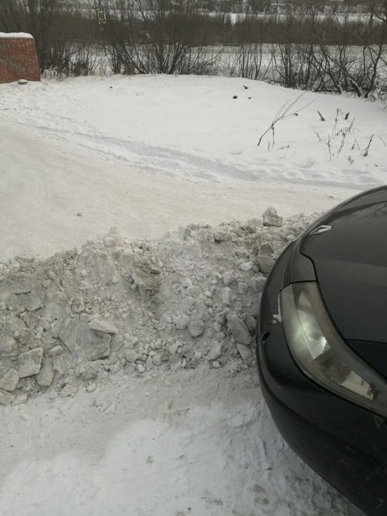 В Лабытнанги дорожники при чистке снега завалили въезд во двор