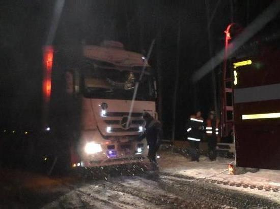 В Свердловской области заблокировали трассу из-за грузовика