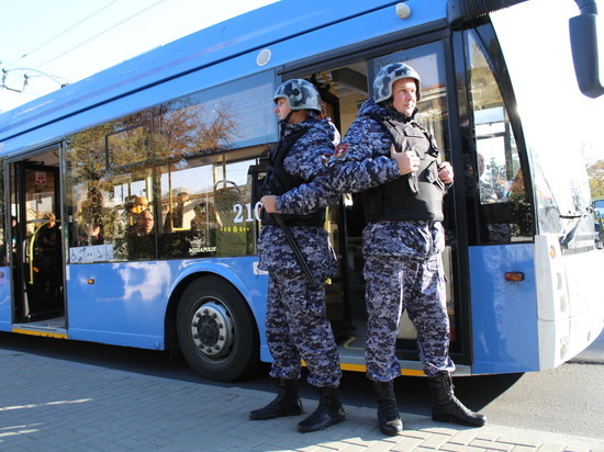 В Севастополе впервые по сигналу кнопки задержан драчун в троллейбусе