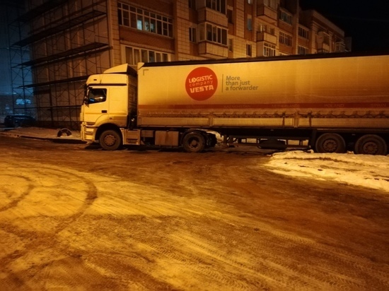В Костроме навигатор загнал груженую фуру в ловушку