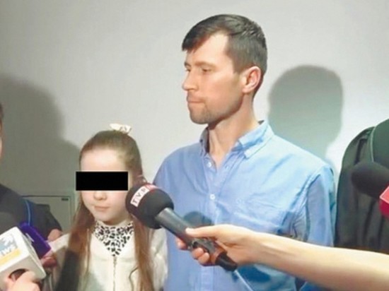 Россиянин, вывезший детей из Швеции, прилетел в Москву