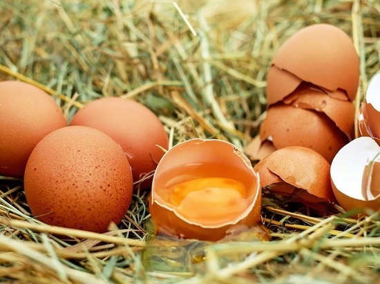 В Новом Уренгое хулиганы закидали яйцами дорогую иномарку