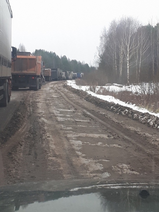 В Костромской области на трассе Р-243 скопилась многочасовая пробка