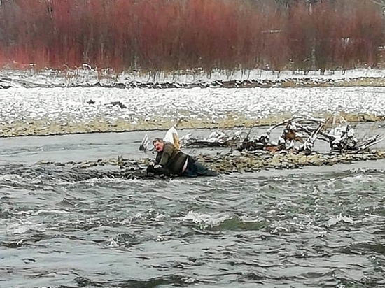 Спасатели Комсомольска-на-Амуре эвакуировали с реки замерзающего мужчину