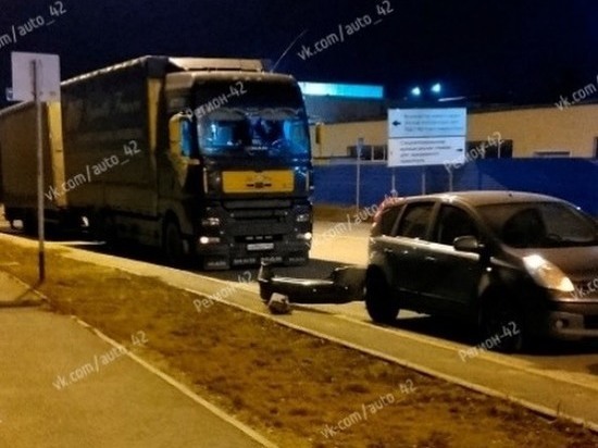 Фура оторвала бампер у «Ниссана» рядом с ГИБДД в Кемерове