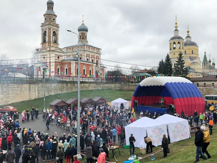 4 ноября серпухов. Соборная площадь Серпухов. Соборная гора - г. Серпухов. Соборная гора Серпухов праздник. Серпухов Соборная гора день города.