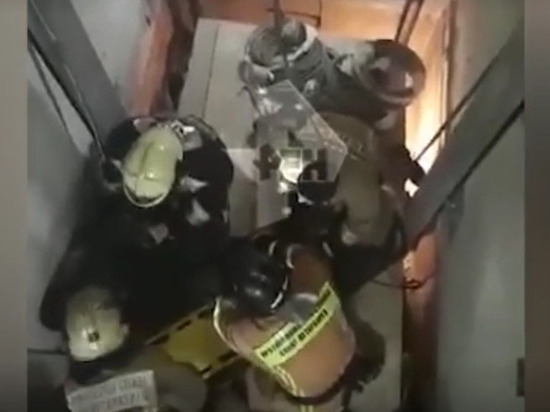 Рабочие, упавшие вместе с лифтом в роддоме, находятся в реанимации