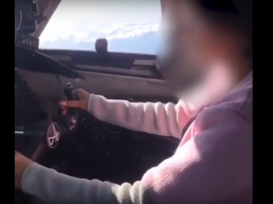 СК заподозрил пилота российского самолета в передаче управления подружке