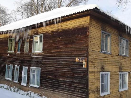 В Кирове на мужчину упал лед с крыши здания