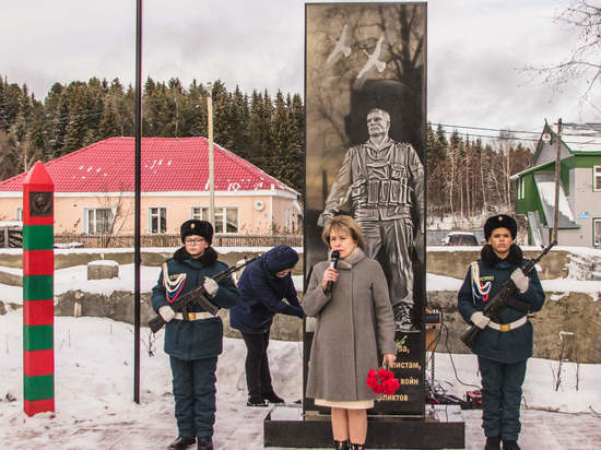 В Октябрьском районе открыли памятник Защитникам Отечества