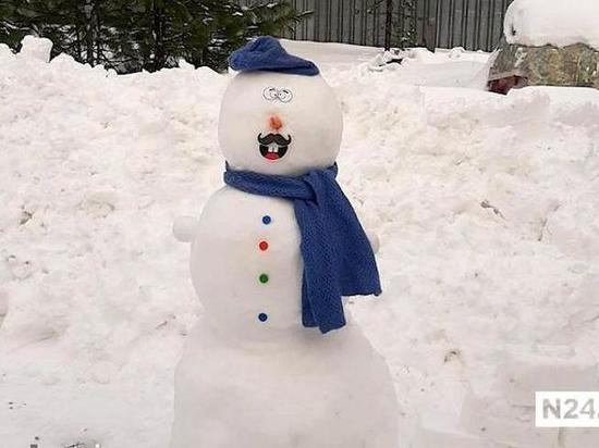 Жители Губкинского устроили выставку снеговиков