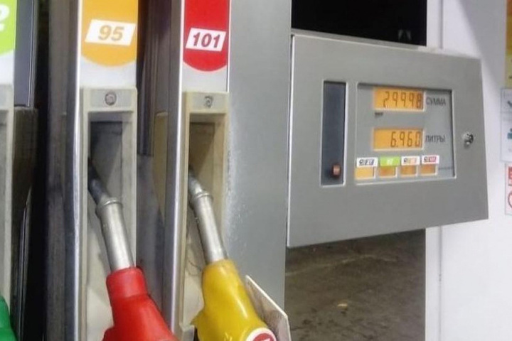 Купить топливо хабаровск. Стоимость 92 бензина в Хабаровске ННК. ННК цены на бензин Хабаровск. Цена на бензин в Хабаровске сегодня АИ 92. В Хабаровске сколько 95 бензин сейчас стоит на колонках.