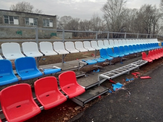 Вандалы разнесли новые трибуны в спортгородке в Киселевске