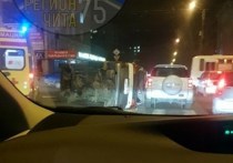 Микроавтобус опрокинулся на бок в результате ДТП на перекрестке улиц Ленина и Журавлева в центре Читы вечером 6 ноября