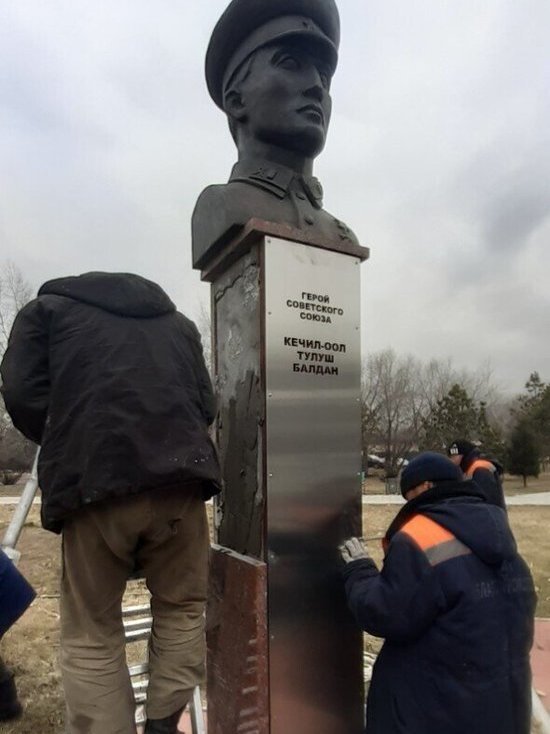 В столице Тувы водитель «Волги» врезался в памятник герою Великой Отечественной