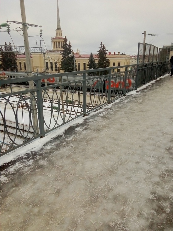 Осторожно: железнодорожный переход над вокзалом в Петрозаводске стал опасен