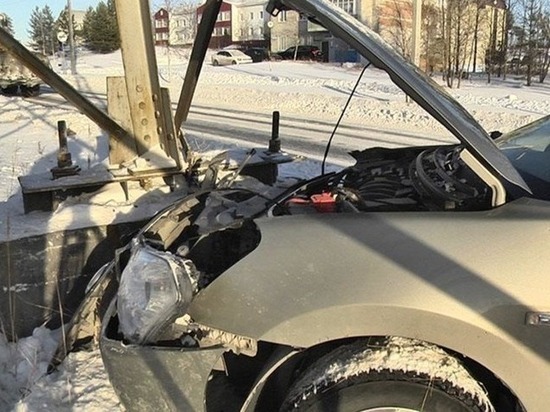 В Ноябрьске легковой автомобиль врезался в опору ЛЭП