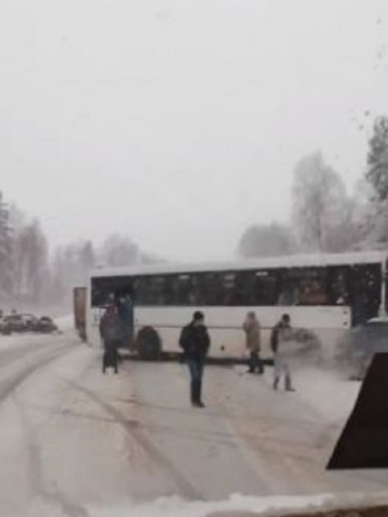 На автодороге Рыбинск-Тутаев автобус с пассажирами попал в ДТП