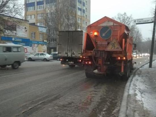 Дорожники начали обработку улиц в Кирове реагентами