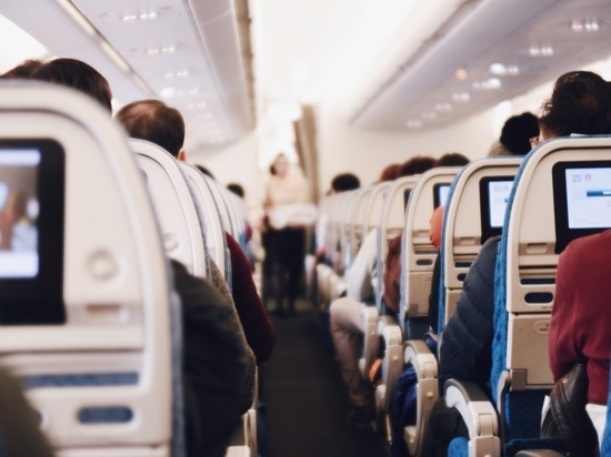 Половина российских туристов берут с собой еду в самолет