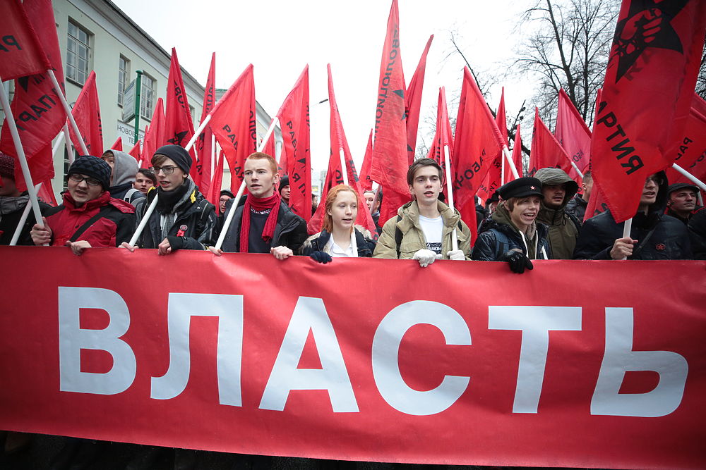 Коммунисты отметили годовщину Октябрьской революции: кадры торжественного шествия