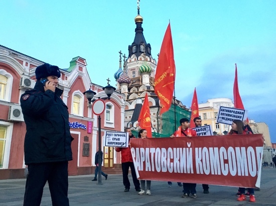 Саратовские коммунисты отметили революцию шествием от церкви до церкви