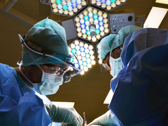 Юрист объяснил, что грозит хирургам за фото гигантского фаллоса из операционной
