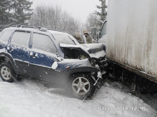 "Нива" врезалась в грузовик в Нагорске: погиб мужчина